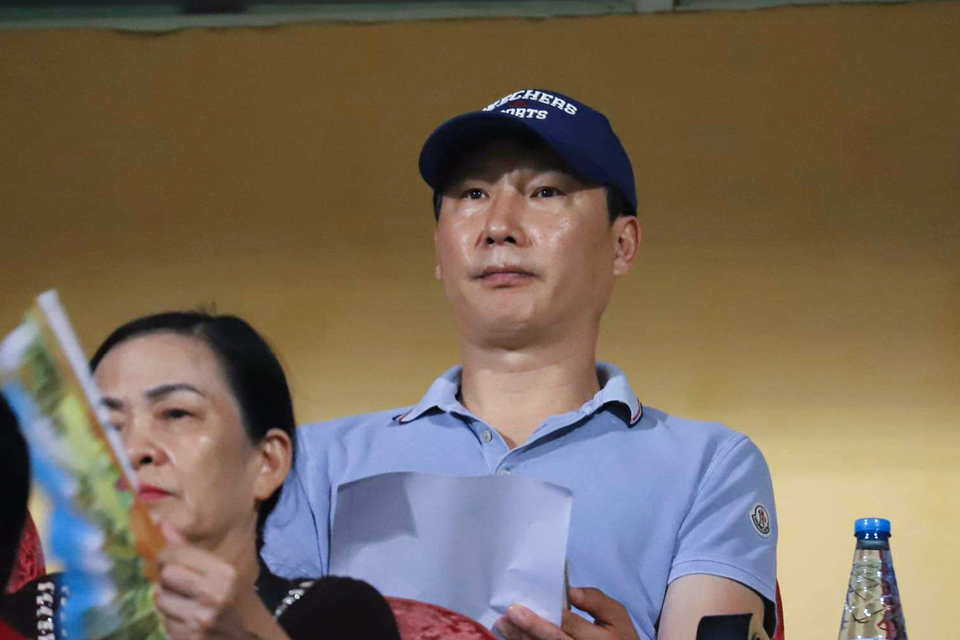Huấn luyện viên trưởng của Đội tuyển Việt Nam, ông Kim Sang-sik có mặt trên khán đài sân Hàng Đẫy để kiểm tra phong độ của các cầu thủ. (Ảnh: Việt Anh/Vietnam+)