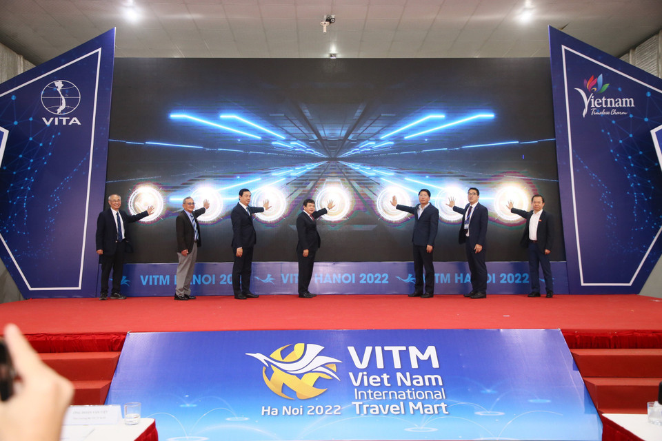 Lãnh đạo ngành du lịch đã cùng nhau nhấn nút khai mạc hội chợ. (Ảnh: Mai Mai/Vietnam+)