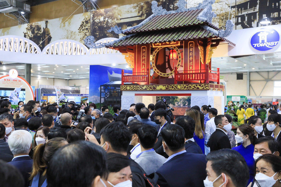 Tại hội chợ lần này, các doanh nghiệp du lịch và hàng không đã tung ra trên 10.000 tour kích cầu, 100.000 vé máy bay giá rẻ, trên 1.000 phần quà tặng khách hàng. (Ảnh: Mai Mai/Vietnam+)