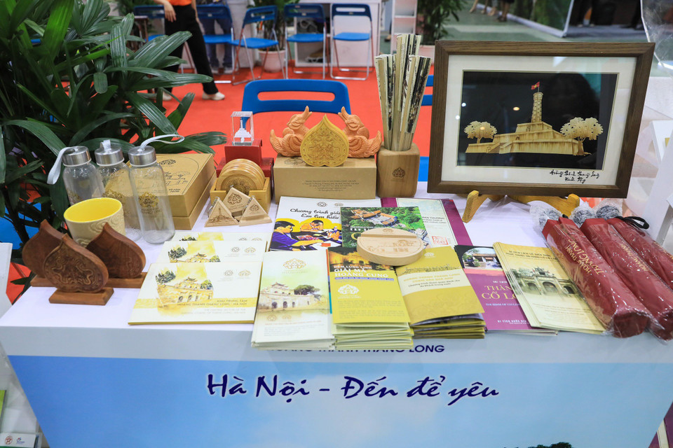 Mặc dù gặp nhiều khó khăn sau hai năm đại dịch nhưng hội chợ vẫn thu hút đông đảo các doanh nghiệp đến từ 52 tỉnh, thành phố và từ 6 quốc gia và vùng lãnh thổ. (Ảnh: Mai Mai/Vietnam+)