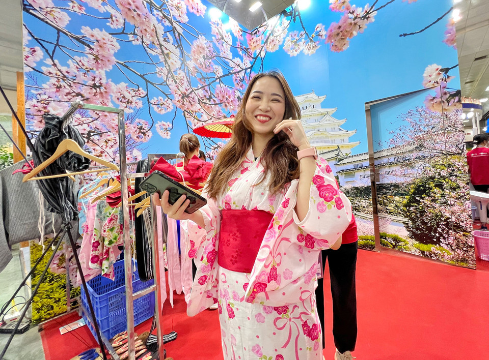 Du khách Hà Nội thích thú trải nghiệm mặc kimono - trang phục truyền thống của xứ sở hoa anh đào. (Ảnh: Mai Mai/Vietnam+)