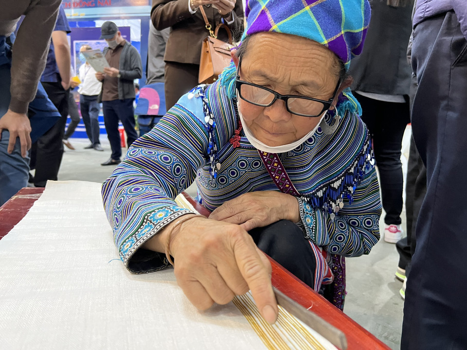 Nghề dệt vải lanh của đồng bào H'Mông Tây Bắc cũng được người dân bản địa trực tiếp tái hiện và trình diễn với khách tham quan. (Ảnh: Mai Mai/Vietnam+)