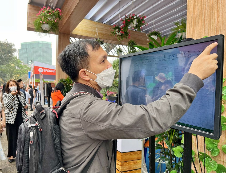 Công nghệ số đã bắt đầu lan tỏa và được khách tham quan sử dụng để tìm hiểu thông tin sản phẩm ở hội chợ. (Ảnh: Mai Mai/Vietnam+)