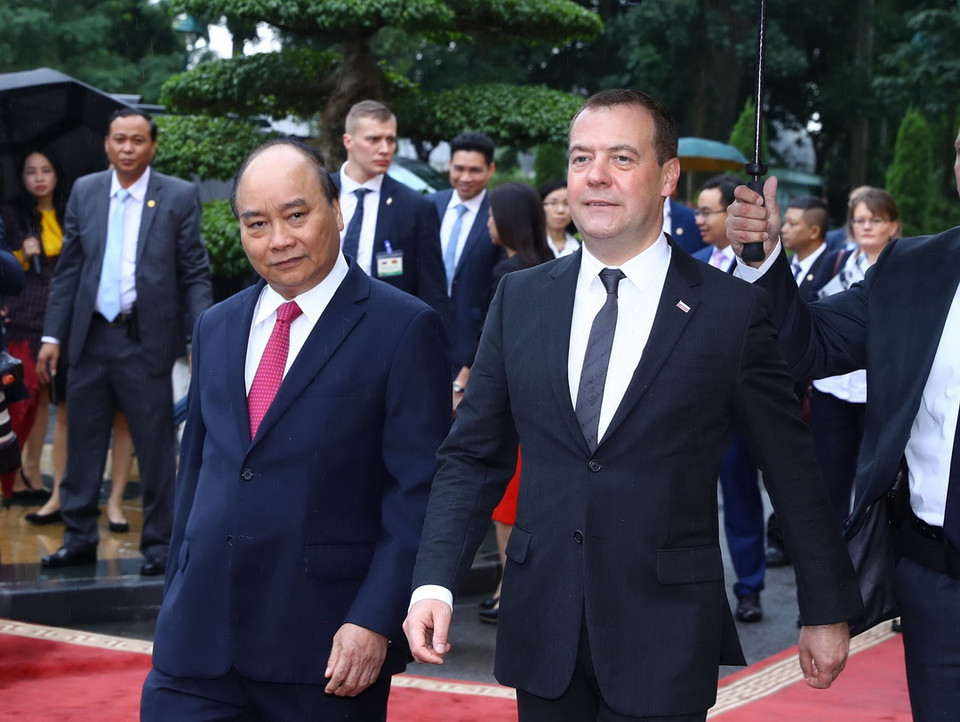Thủ tướng Nguyễn Xuân Phúc và Thủ tướng Liên bang Nga Dmitry Medvedev tại lễ đón. (Ảnh: Thống Nhất/TTXVN)