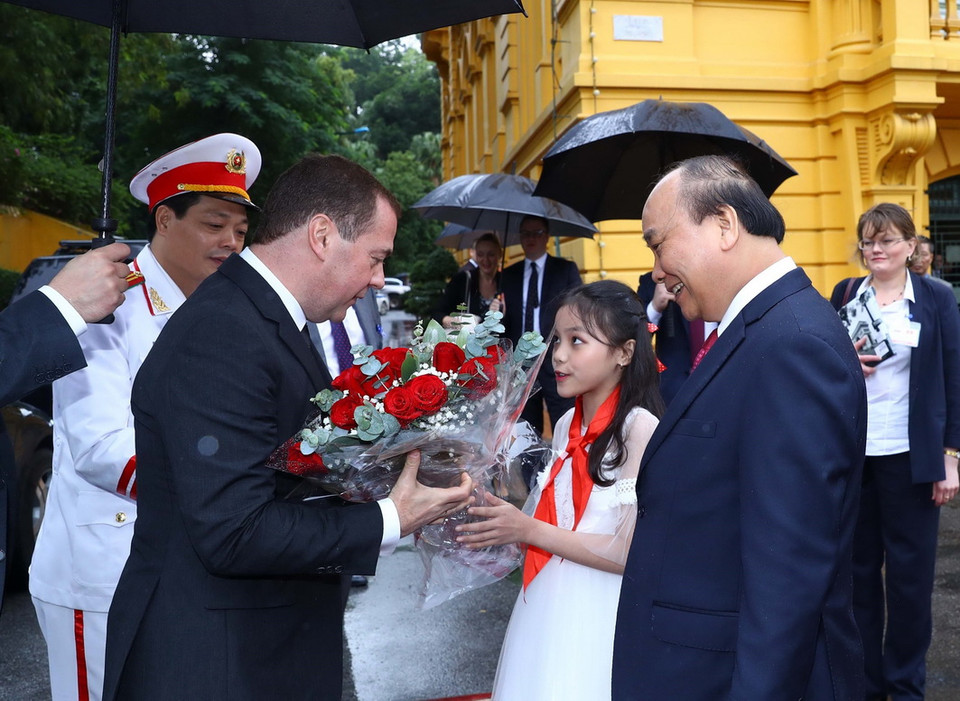 Thiếu nhi Thủ đô Hà Nội tặng hoa, chào mừng Thủ tướng Liên bang Nga Dmitry Medvedev sang thăm chính thức Việt Nam. (Ảnh: Thống Nhất/TTXVN)