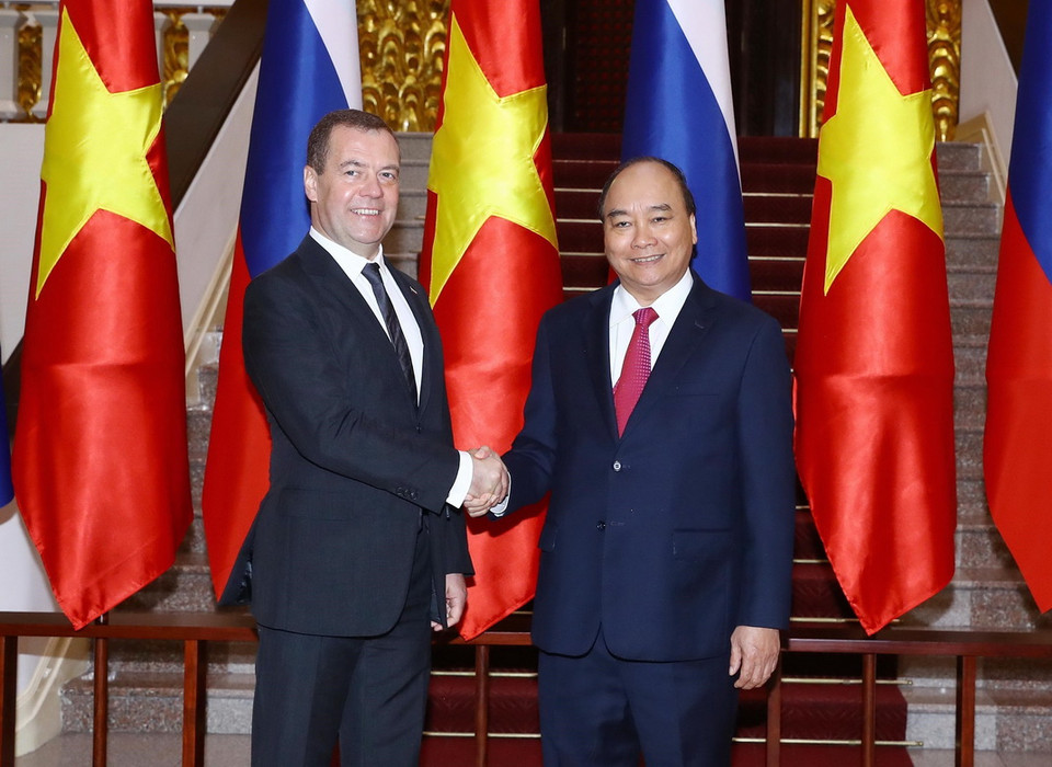 Thủ tướng Nguyễn Xuân Phúc chụp ảnh chung với Thủ tướng Liên bang Nga Dmitry Medvedev trước khi tiến hành hội đàm, tại Văn phòng Chính phủ. (Ảnh: Thống Nhất/TTXVN)