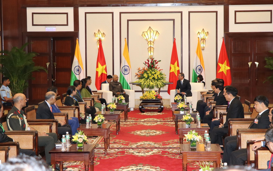 Tổng thống Ấn Độ Ram Nath Kovind tiếp Bí thư Thành ủy Đà Nẵng Trương Quang Nghĩa đến chào. (Ảnh: Đinh Văn Nhiều/TTXVN)