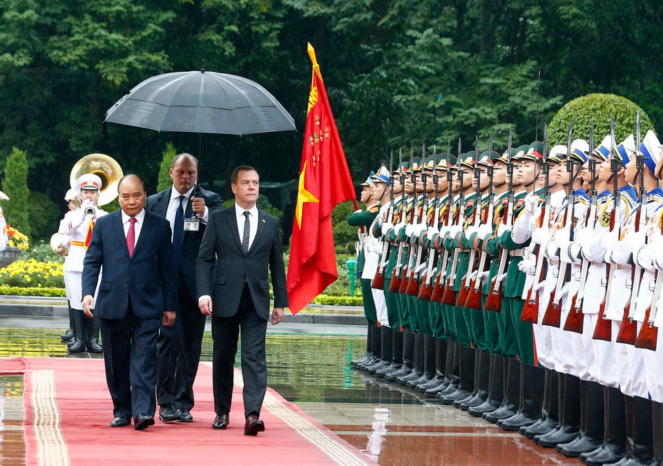 Thủ tướng Nguyễn Xuân Phúc và Thủ tướng Liên bang Nga Dmitry Medvedev duyệt Đội danh dự Quân đội nhân Việt Nam. (Ảnh: Thống Nhất/TTXVN)