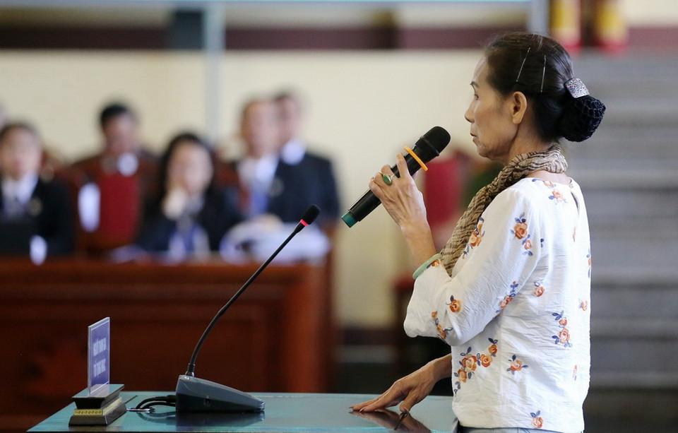 Bà Phan Thu Nga, mẹ đẻ bị cáo Phan Sào Nam, trả lời tại tòa. (Ảnh: Trung Kiên/TTXVN)