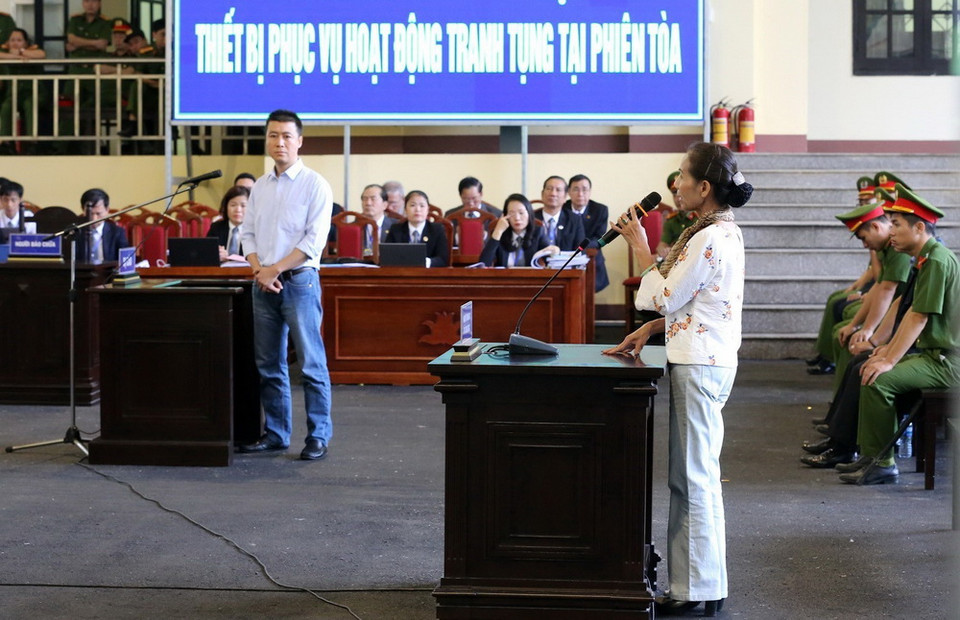 Bà Phan Thu Nga, mẹ đẻ bị cáo Phan Sào Nam, trả lời tại tòa. (Ảnh: Trung Kiên/TTXVN)