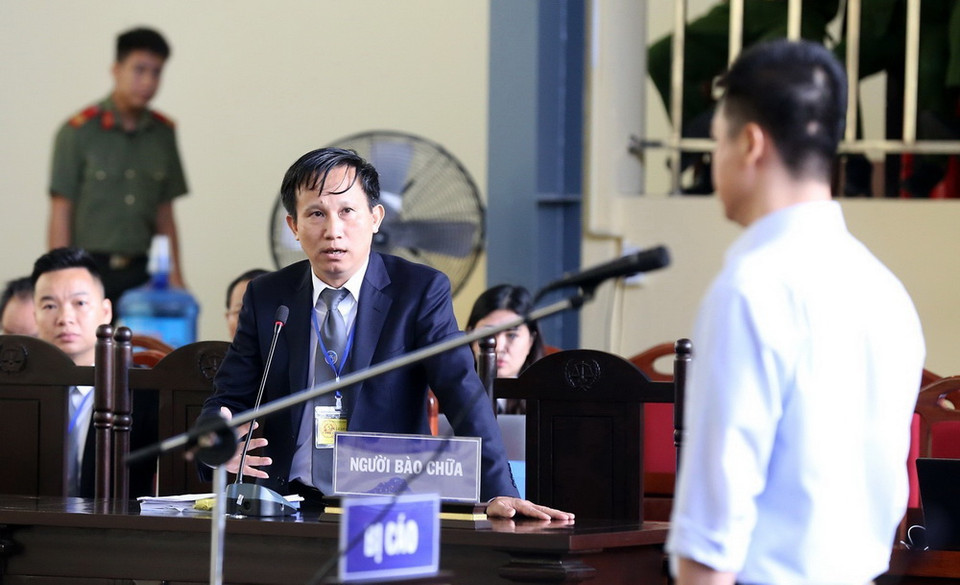 Luật sư tham gia bào chữa đặt câu hỏi cho bị cáo Phan Sào Nam. (Ảnh: Trung Kiên/TTXVN)