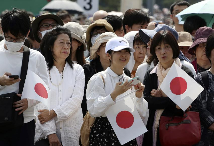 Trong bài phát biểu trước hàng nghìn người, tân Nhật hoàng Naruhito đã bày tỏ hy vọng chân thành rằng Nhật Bản và cộng đồng quốc tế cùng hợp tác theo đuổi một nền hòa bình cho thế giới và phát triển hơn nữa. (Nguồn: AP)