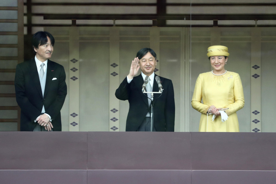 Tân Nhật hoàng Naruhito (giữa) và Hoàng hậu Masako (phải) xuất hiện lần đầu tiên trước công chúng kể từ sau khi đăng quang, tại Hoàng cung ở thủ đô Tokyo ngày 4/5/2019. (Ảnh: AFP/TTXVN)