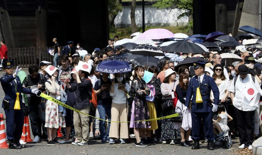 Người dân chờ diện kiến tân Nhật hoàng Naruhito. (Nguồn: AP)
