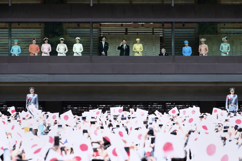 Tân Nhật hoàng Naruhito (giữa, trái) và Hoàng hậu Masako (giữa, phải) xuất hiện lần đầu tiên trước công chúng kể từ sau khi đăng quang, tại Hoàng cung ở thủ đô Tokyo ngày 4/5/2019. (Ảnh: AFP/TTXVN)