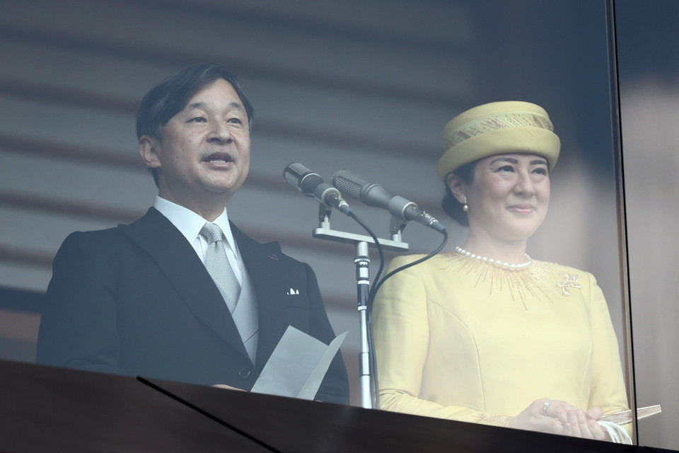 Tân Nhật hoàng Naruhito (trái) và Hoàng hậu Masako (phải) xuất hiện lần đầu tiên trước công chúng kể từ sau khi đăng quang, tại Hoàng cung ở thủ đô Tokyo ngày 4/5. (Ảnh: AFP/TTXVN)