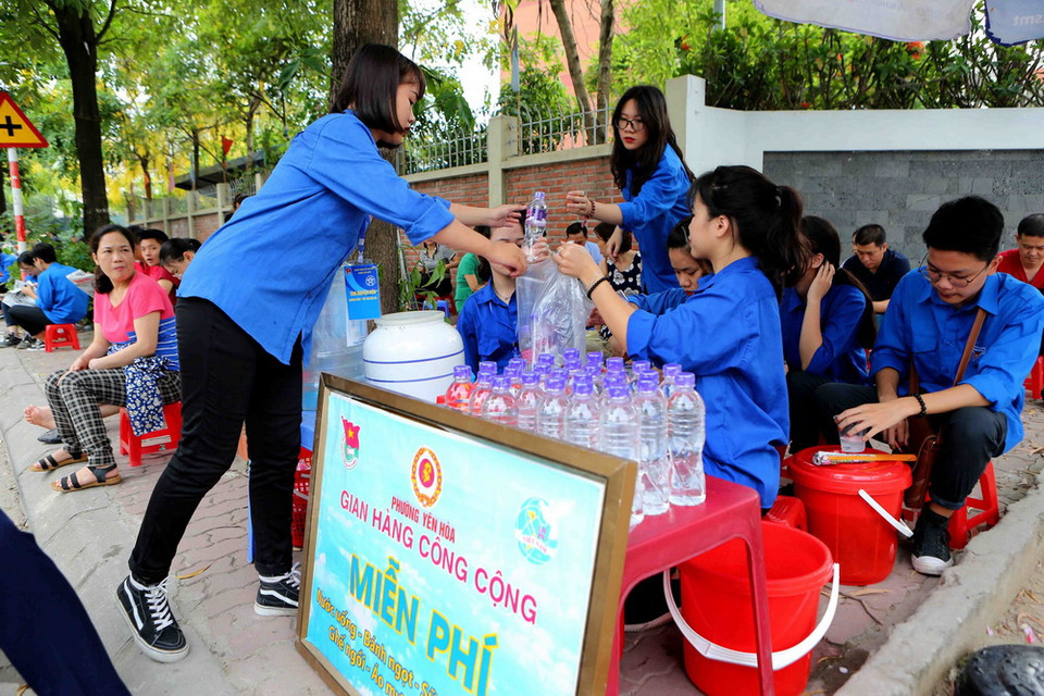 Phụ huynh các thí sinh chờ ngoài điểm Trường Trung học phổ thông Lương Thế Vinh, Hà Nội. (Ảnh: Thành Đạt/TTXVN)