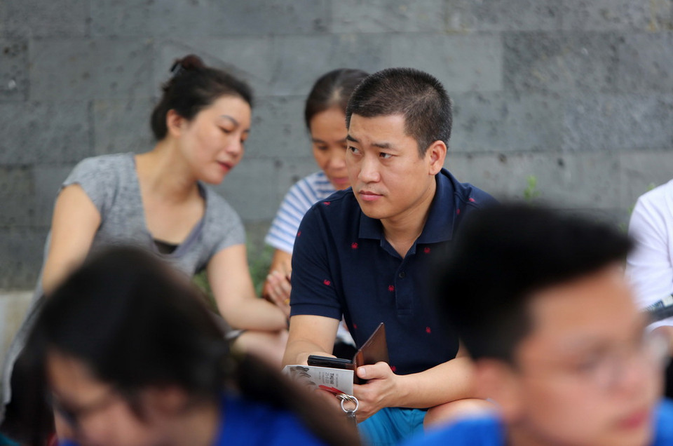 Phụ huynh các thí sinh chờ ngoài điểm Trường Trung học phổ thông Lương Thế Vinh, Hà Nội. (Ảnh: Thành Đạt/TTXVN)