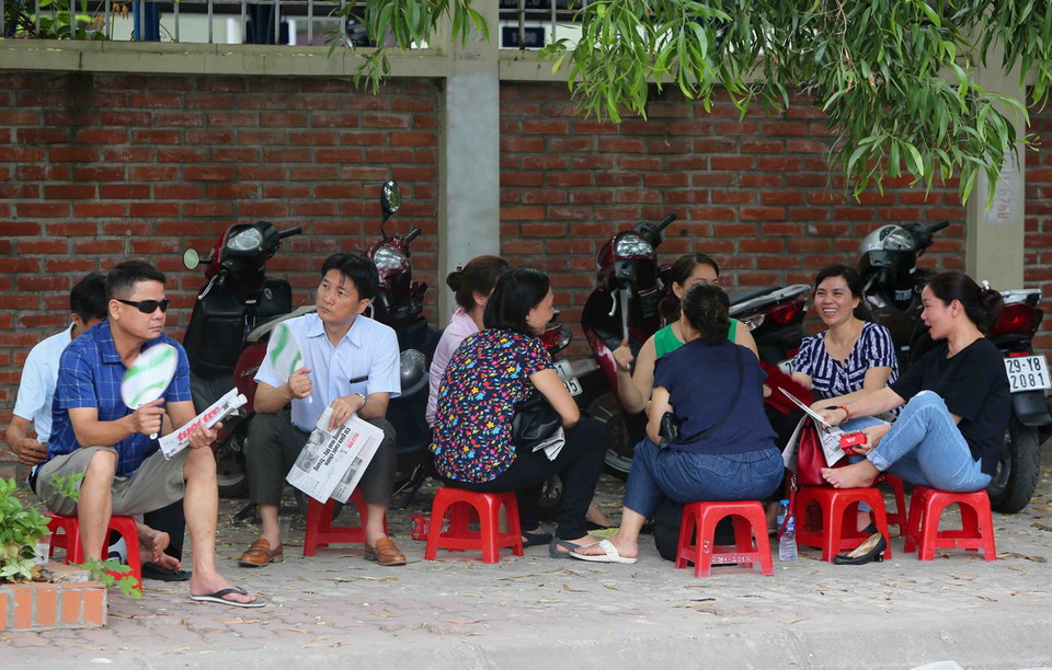 Phụ huynh các thí sinh chờ ngoài điểm Trường Trung học phổ thông Lương Thế Vinh, Hà Nội. (Ảnh: Thành Đạt/TTXVN)