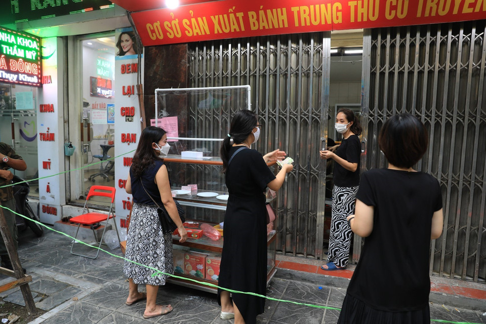 Một cửa hàng bánh Trung thu trên phố Thụy Khuê nửa đóng nửa mở bán cho khách. (Ảnh: Thành Đạt/TTXVN)