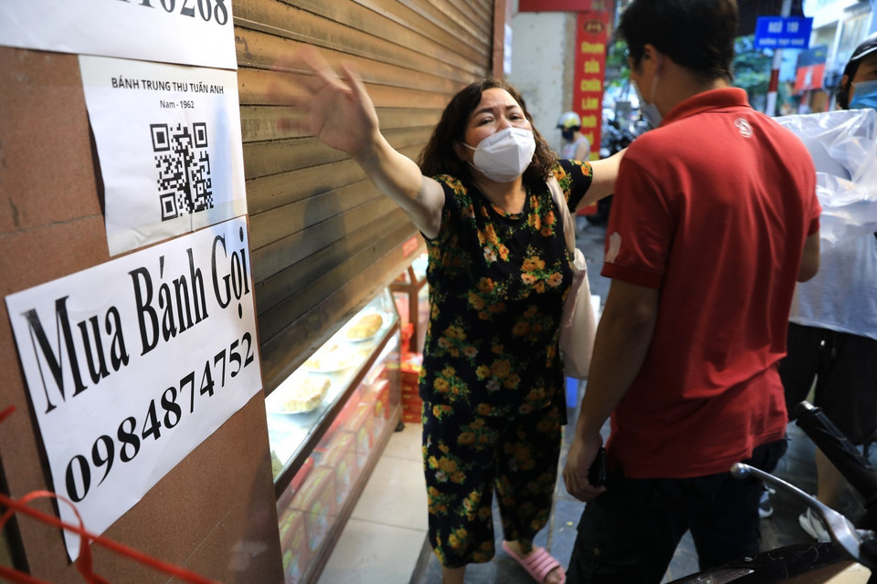 Một chủ cửa hàng tiệm bánh Trung thu trên phố Thụy Khuê đuổi khách về khi thấy sự xuất hiện của phóng viên, mặc dù trước đó vẫn bán hàng qua khe cửa. (Ảnh: Thành Đạt/TTXVN)