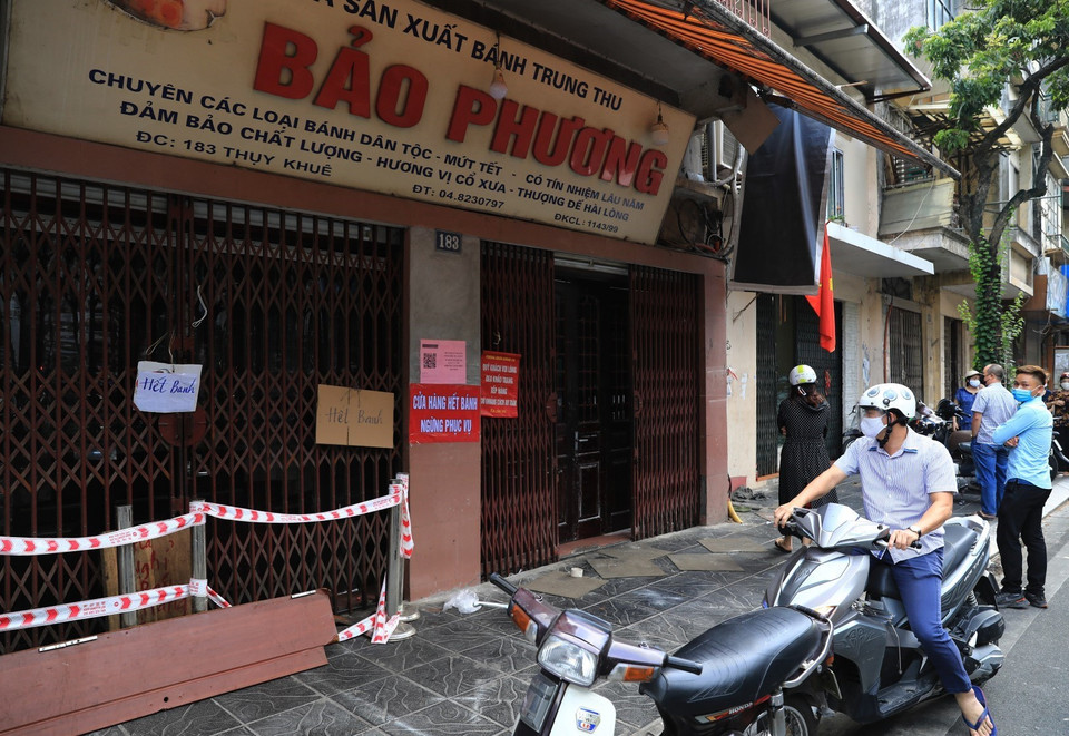 Cửa hàng bánh Trung thu Bảo Phương đã đóng cửa, nhiều người khá bất ngờ khi đến mua hàng. (Ảnh: Thành Đạt/TTXVN)