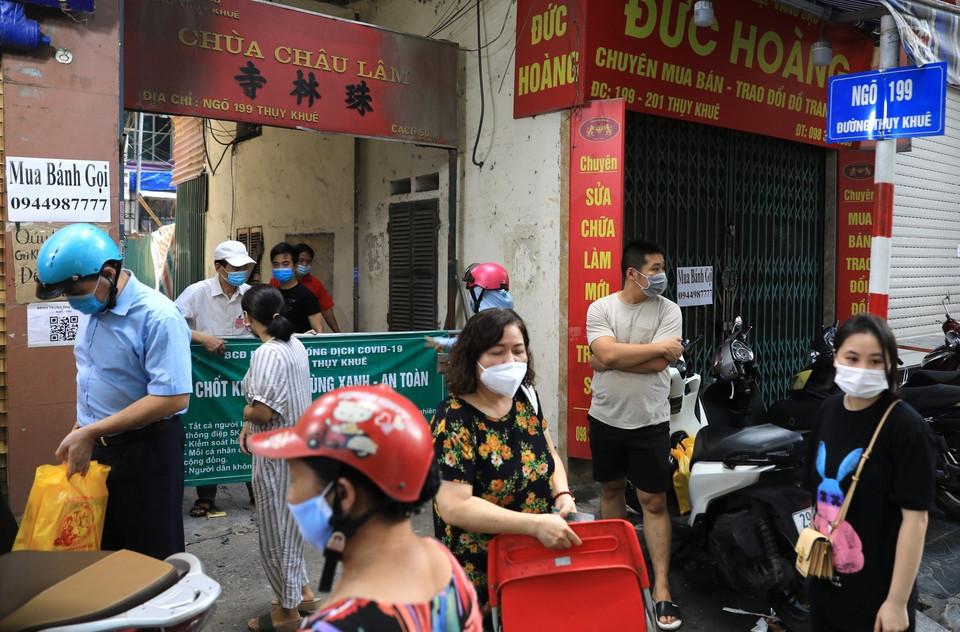 Để tránh lực lượng chức năng kiểm tra xử lý, các cửa hàng nửa đóng nửa mở bán mang về, hoặc đưa hàng cho người mua tại các con ngõ nhỏ. (Ảnh: Thành Đạt/TTXVN)