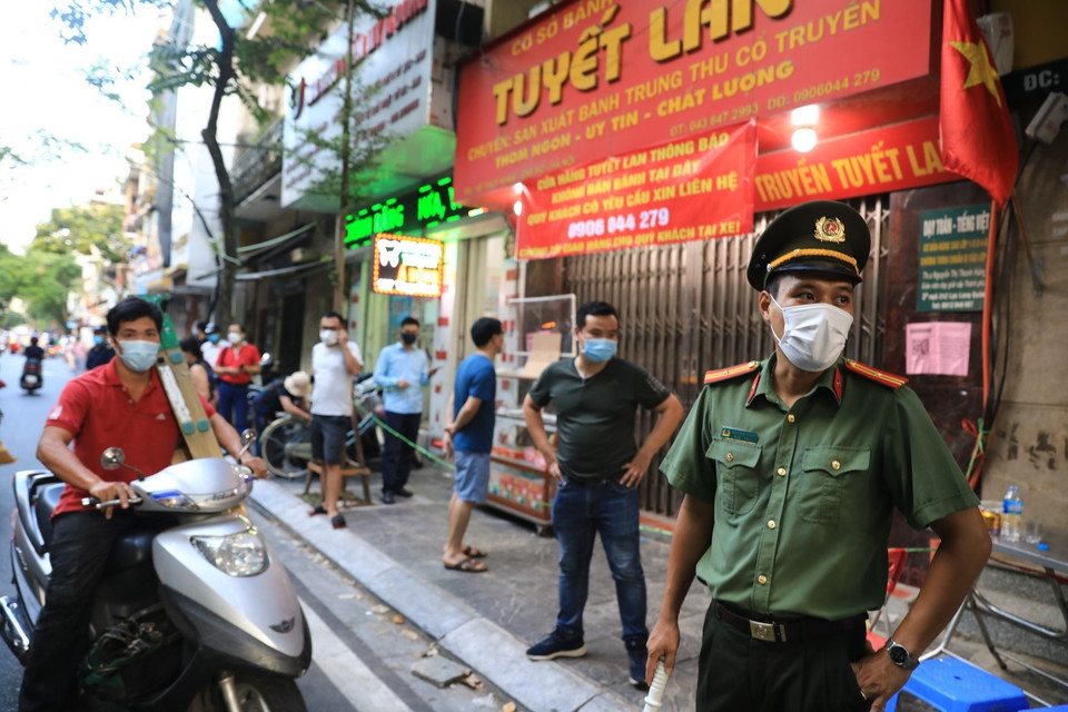 Lực lượng chức năng phường Thụy Khuê có mặt nhằm đảm bảo người dân không chen lấn, xô đẩy mua bánh Trung Thu. (Ảnh: Thành Đạt/TTXVN)