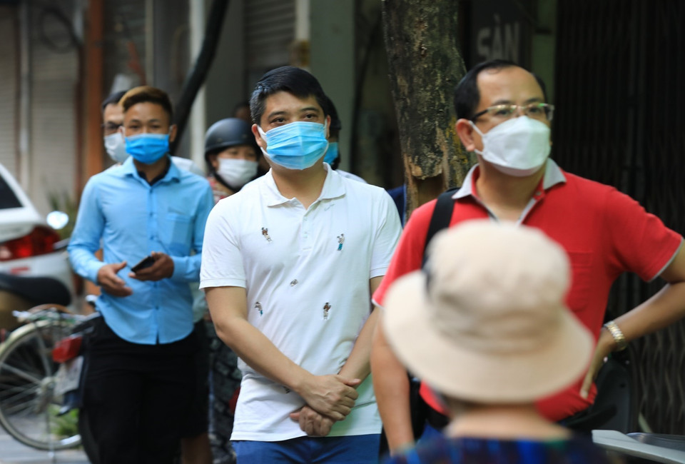 Người dân Hà Nội có sở thích mua bánh Trung thu truyền thống nên đến xếp hàng mua bánh tại phố Thụy Khuê. (Ảnh: Thành Đạt/TTXVN)