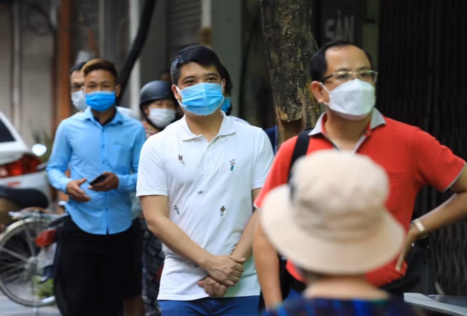 Người dân Hà Nội có sở thích mua bánh Trung thu truyền thống nên đến xếp hàng mua bánh tại phố Thụy Khuê. (Ảnh: Thành Đạt/TTXVN)
