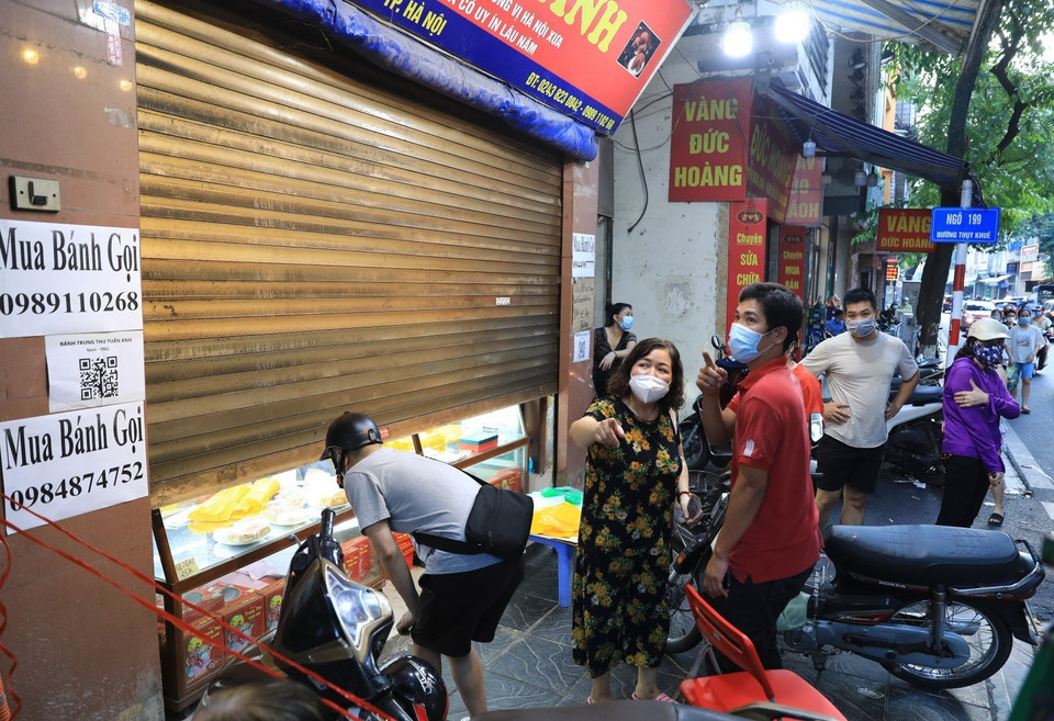 Để tránh lực lượng chức năng kiểm tra xử lý, các cửa hàng nửa đóng nửa mở bán mang về, hoặc đưa hàng cho người mua tại các con ngõ nhỏ. (Ảnh: Thành Đạt/TTXVN)