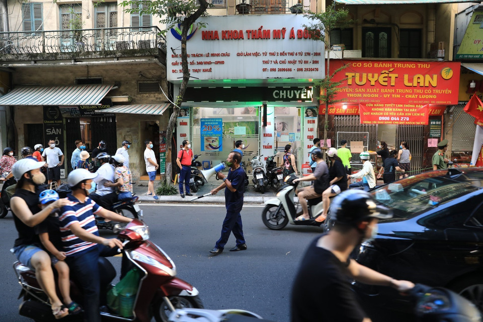 Người dân xếp hàng mua dài chờ mua bánh Trung thu đúng giờ tan tầm, nên có thời điểm đường phố bị tắc nghẽn. (Ảnh: Thành Đạt/TTXVN)