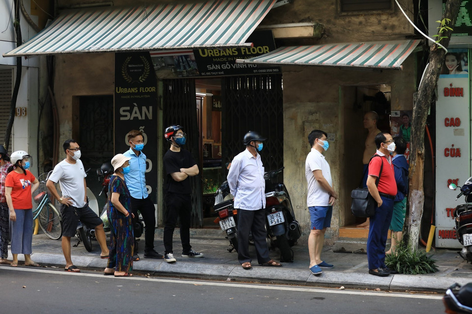 Người dân Hà Nội xếp hàng mua bánh tại phố Thụy Khuê. (Ảnh: Thành Đạt/TTXVN)