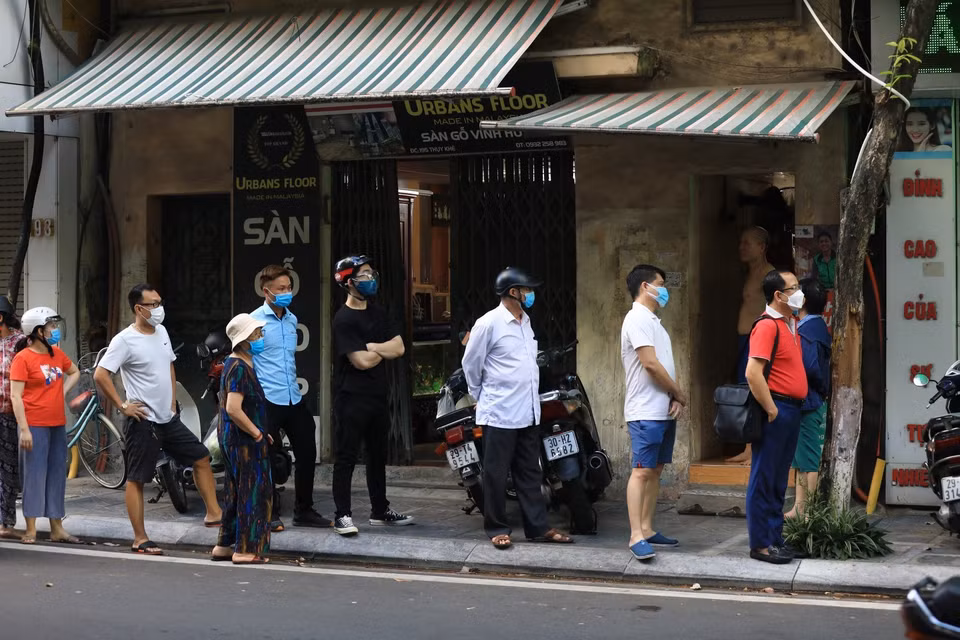 Người dân Hà Nội xếp hàng mua bánh tại phố Thụy Khuê. (Ảnh: Thành Đạt/TTXVN)