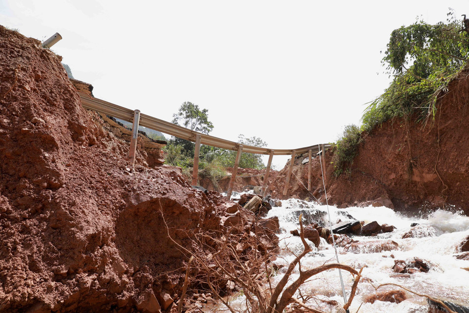 Quốc lộ 12A đi Cửa khẩu quốc tế Cha Lo, đoạn từ Km136+850 đến Km137+350 thuộc địa bàn xã Dân Hóa, huyện Minh Hóa bị sập hoàn toàn. (Ảnh: Vũ Sinh/TTXVN)