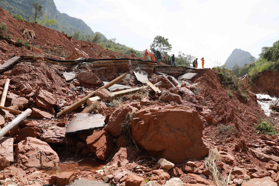 Quốc lộ 12A đi Cửa khẩu quốc tế Cha Lo, đoạn từ Km136+850 đến Km137+350 thuộc địa bàn xã Dân Hóa, huyện Minh Hóa bị sập hoàn toàn. (Ảnh: Vũ Sinh/TTXVN)