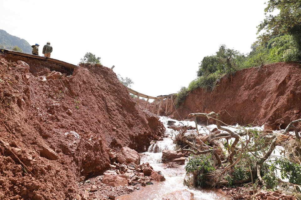 Quốc lộ 12A đi Cửa khẩu quốc tế Cha Lo, đoạn từ Km136+850 đến Km137+350 thuộc địa bàn xã Dân Hóa, huyện Minh Hóa bị sập hoàn toàn. (Ảnh: Vũ Sinh/TTXVN)