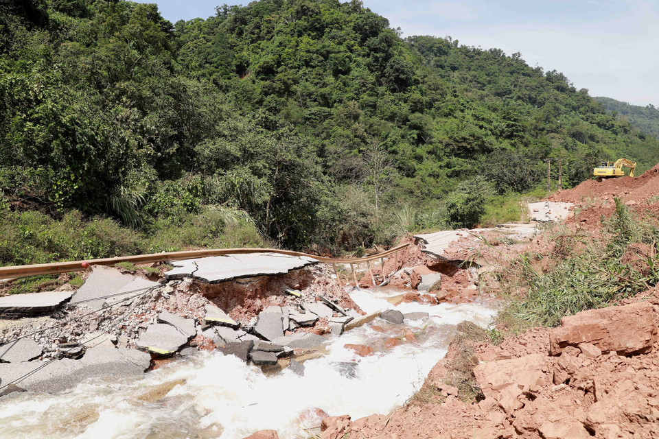 Quốc lộ 12A đi Cửa khẩu quốc tế Cha Lo, đoạn từ Km136+850 đến Km137+350 thuộc địa bàn xã Dân Hóa, huyện Minh Hóa bị sập hoàn toàn. (Ảnh: Vũ Sinh/TTXVN)