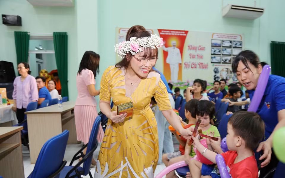 Nữ tỷ phú Nguyễn Thị Phương Thảo thăm các em nhỏ tại Trung tâm Bảo trợ Trẻ em Tam Bình (Thành phố Hồ Chí Minh).