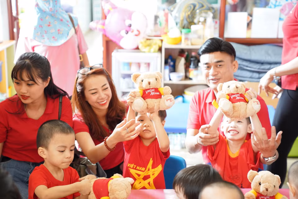 Các cán bộ, nhân viên Vietjet ở phía Bắc cũng đã dành thời gian thăm Nhà Tình thương Hương La tại tỉnh Bắc Ninh, thăm các trẻ em khuyết tật, có hoàn cảnh khó khăn. 
