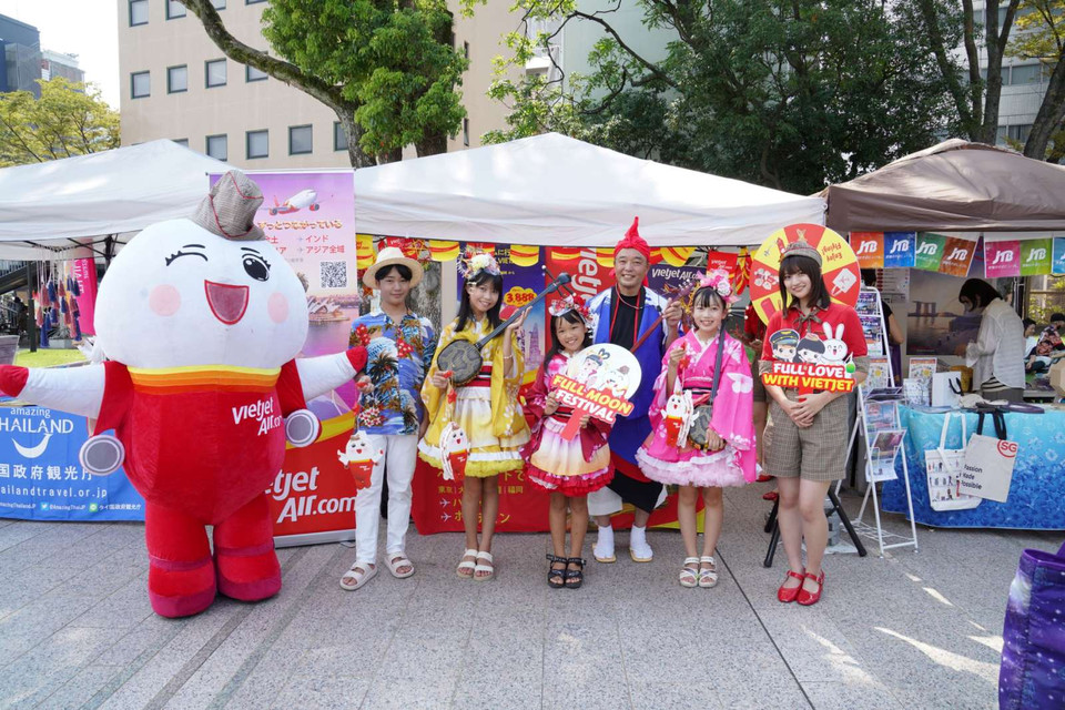 Các cán bộ, nhân viên Vietjet thăm Trung tâm Nuôi trẻ mồ côi - Mái ấm Phúc Lâm (Đồng Nai), các anh chị Vietjet cũng mang tới những món quà Trung Thu đặc biệt cho các em nhỏ, cùng máy bay Amy mang tới một bữa tiệc Trung Thu truyền thống với đèn lồng, bánh Trung Thu và những chú gấu bông Vietjet gửi gắm nhiều yêu thương.