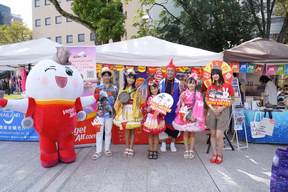 Các cán bộ, nhân viên Vietjet thăm Trung tâm Nuôi trẻ mồ côi - Mái ấm Phúc Lâm (Đồng Nai), các anh chị Vietjet cũng mang tới những món quà Trung Thu đặc biệt cho các em nhỏ, cùng máy bay Amy mang tới một bữa tiệc Trung Thu truyền thống với đèn lồng, bánh Trung Thu và những chú gấu bông Vietjet gửi gắm nhiều yêu thương.