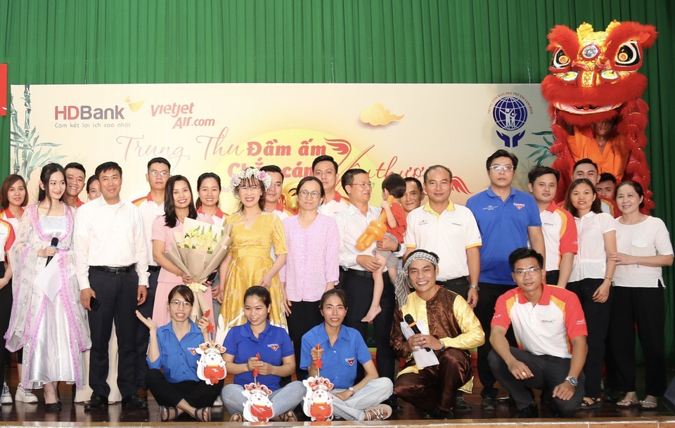 Nữ tỷ phú Nguyễn Thị Phương Thảo dành thời gian cùng các nhân viên của mình tới thăm các em nhỏ dịp Trung Thu. 