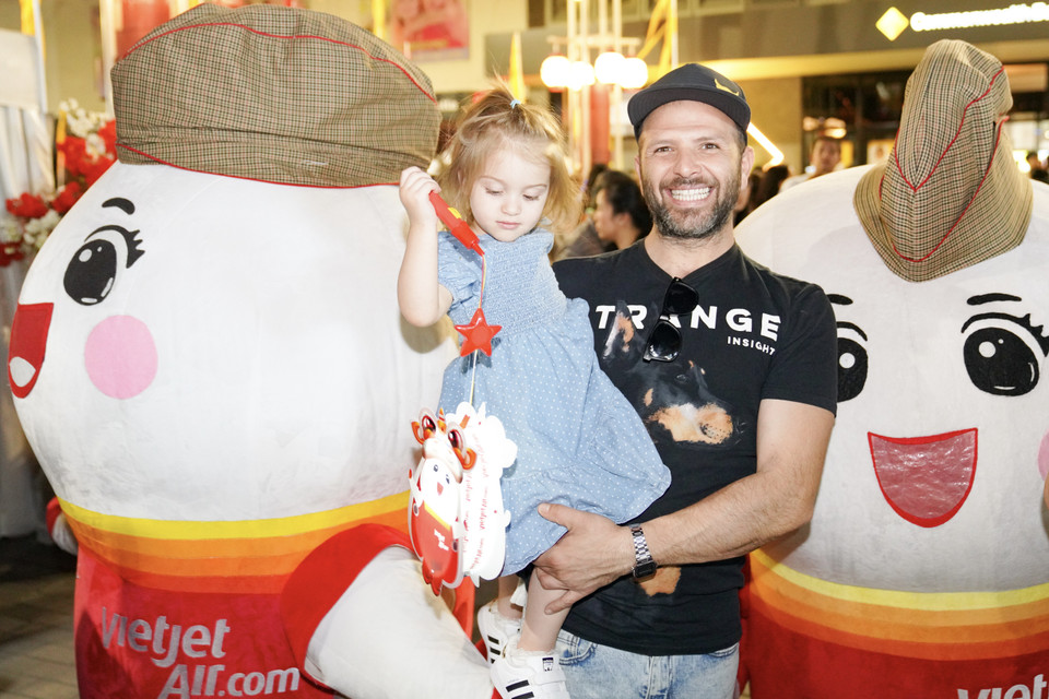 Vietjet cùng máy bay Amy và những chiếc lồng đèn đặc sắc, lễ hội rước đèn Trung Thu đã cùng những chuyến bay và hành khách của Vietjet đến với khắp các gia đình, các điểm đến khắp muôn phương. 