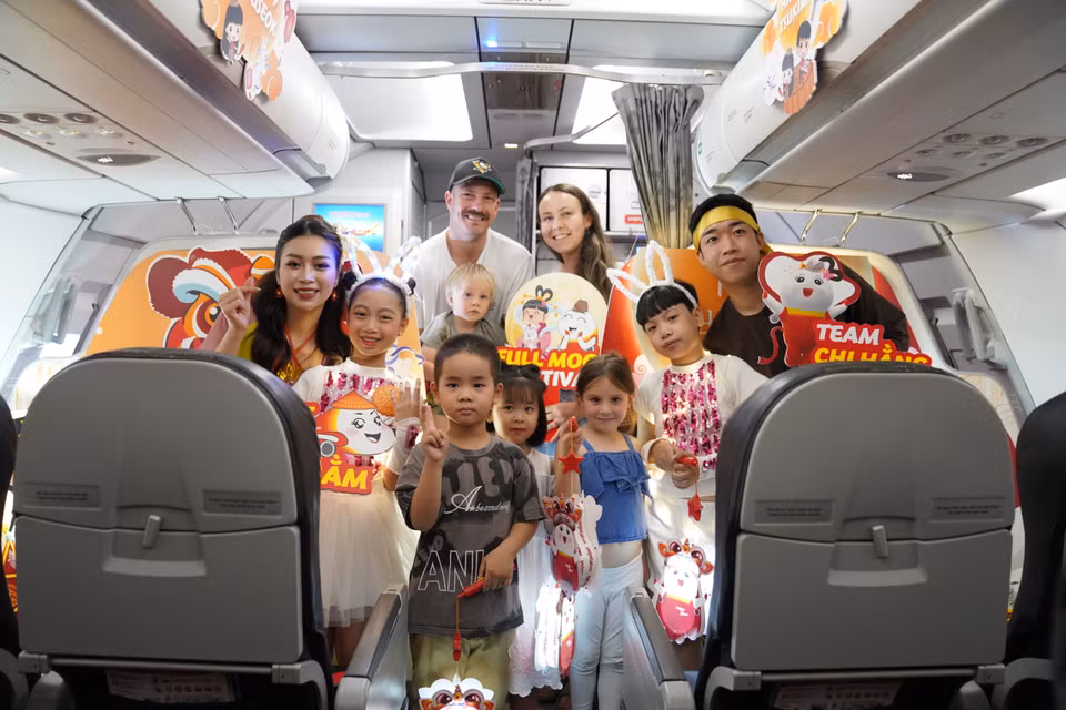Trên khắp các chuyến bay Vietjet mùa Trung Thu, phi hành đoàn Vietjet mang tới cho khách hàng, đặc biệt là các bạn nhỏ không khí Trung Thu với đèn lồng máy bay Amy, bánh Trung Thu và những lời chúc tốt đẹp. 