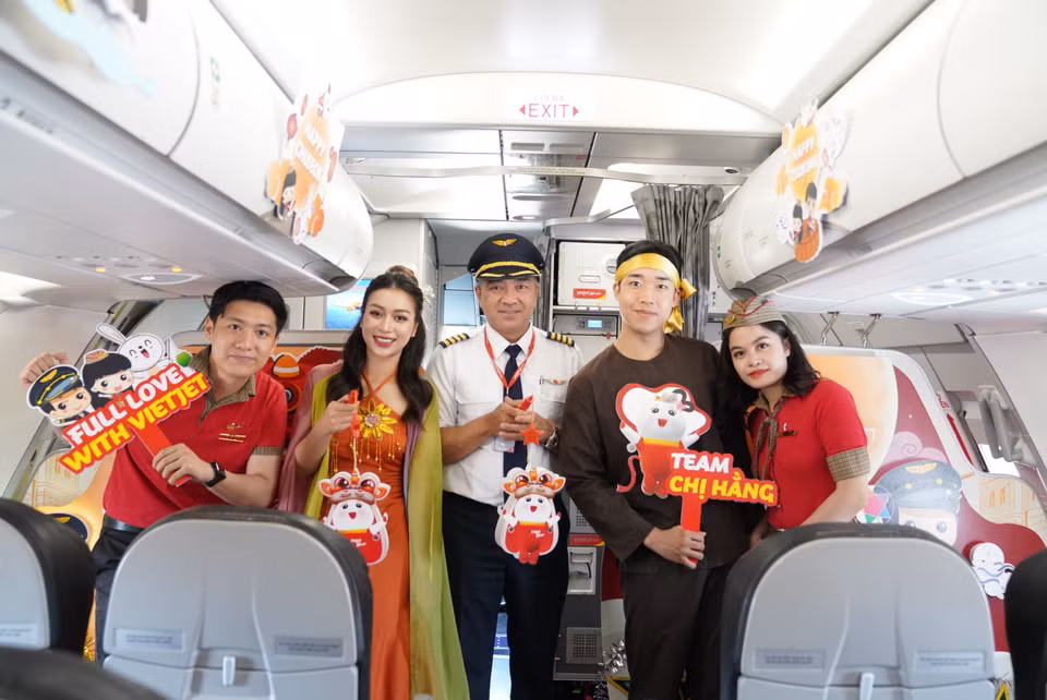Mùa Trung Thu năm nay, các chuyến bay của Vietjet đã thực hiện chương trình đặc biệt bán bánh Trung Thu cho khách hàng để dành toàn bộ lợi nhuận tặng các em nhỏ có hoàn cảnh thiệt thòi. Các hoạt động thiện nguyện, hướng về cộng đồng đã trở thành một phần không thể thiếu với mỗi thành viên của Vietjet. 