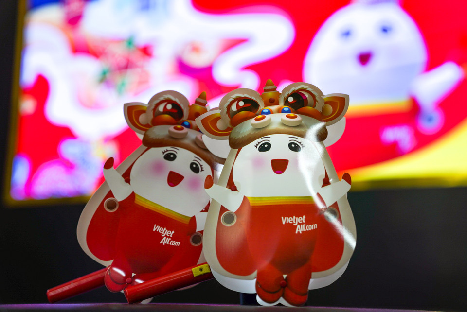 Đón Tết Trung Thu, Vietjet dành tặng các em nhỏ và khách hàng những chiếc lồng đèn Amy độc đáo, dễ thương cùng không khí ấm áp, yêu thương, cùng 'phá cỗ, trông trăng.'