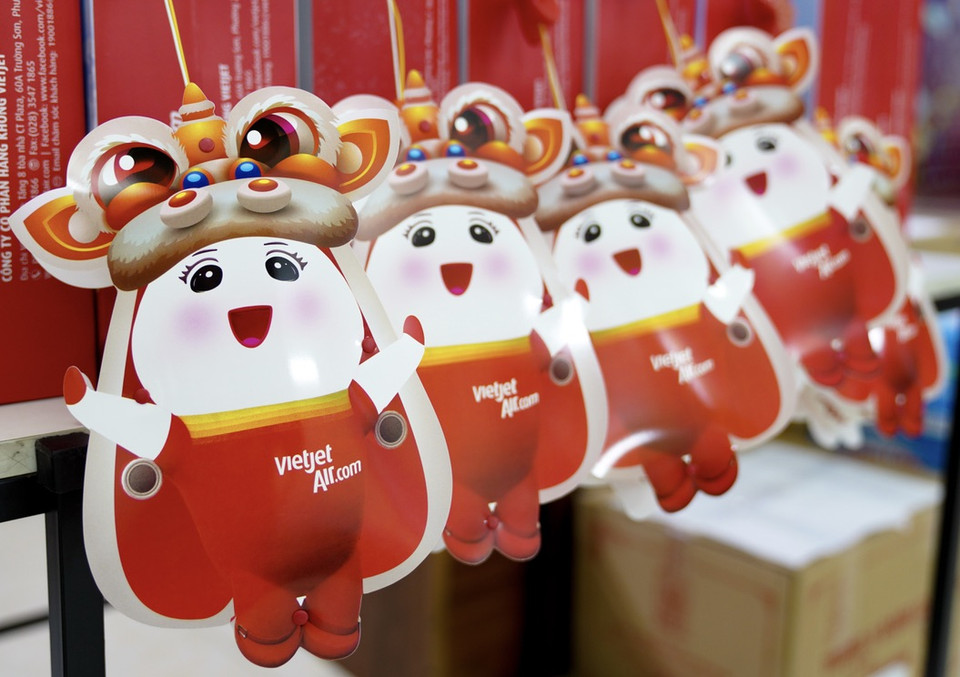 Những chiếc đèn lồng máy bay Amy dễ thương, độc đáo của Vietjet được các bạn nhỏ đặc biệt yêu thích, vui mừng rước đèn cùng đón Trung Thu.