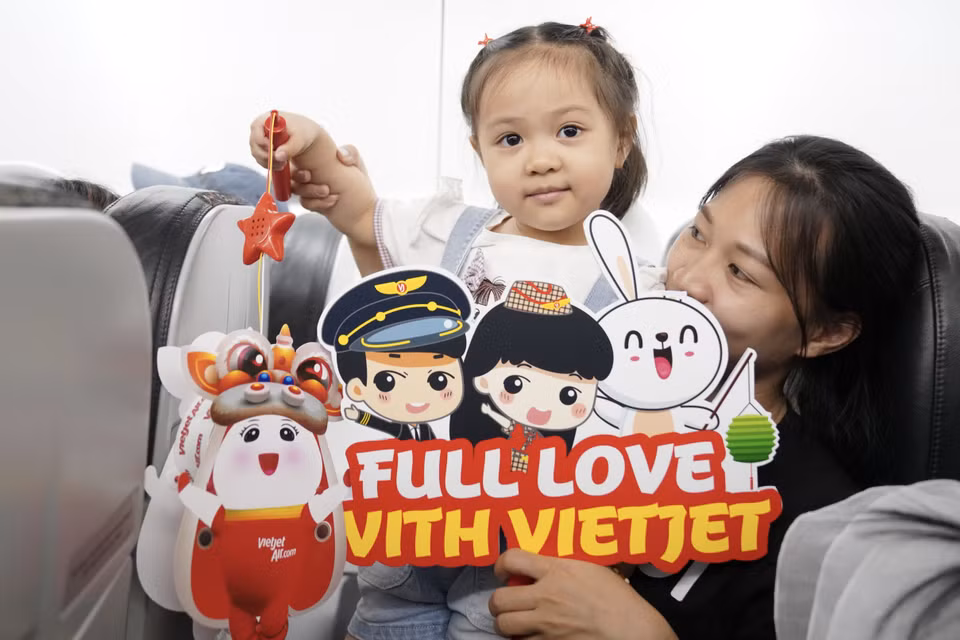 Vietjet mang tới cho khách hàng, đặc biệt là các bạn nhỏ, không khí Trung Thu với đèn lồng máy bay Amy, bánh Trung Thu và những lời chúc tốt đẹp.