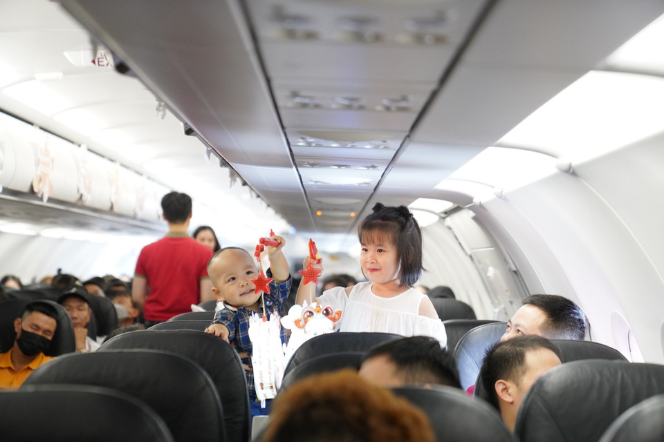 Vietjet mang tới cho khách hàng, đặc biệt là các bạn nhỏ không khí Trung Thu với đèn lồng máy bay Amy, bánh Trung Thu và những lời chúc tốt đẹp.